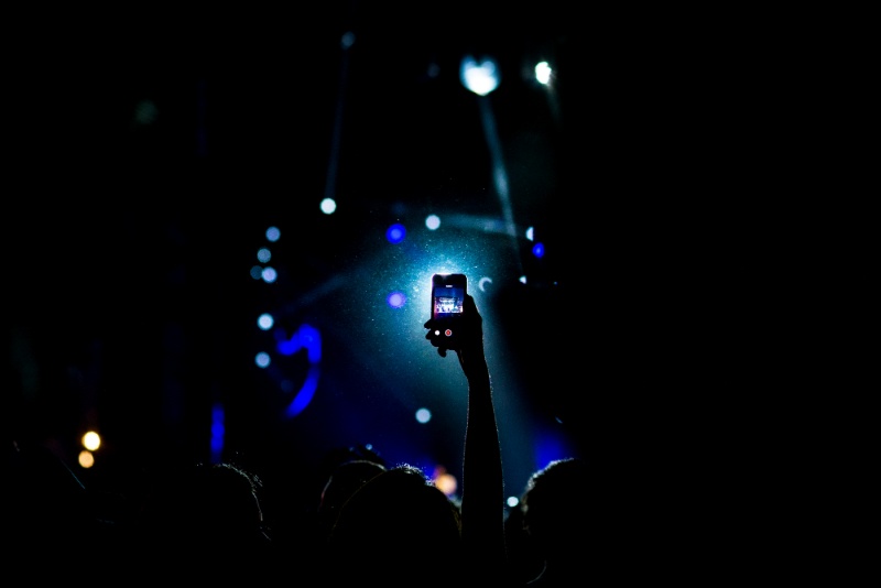 photo d'un téléphone portable porté pendant un concert